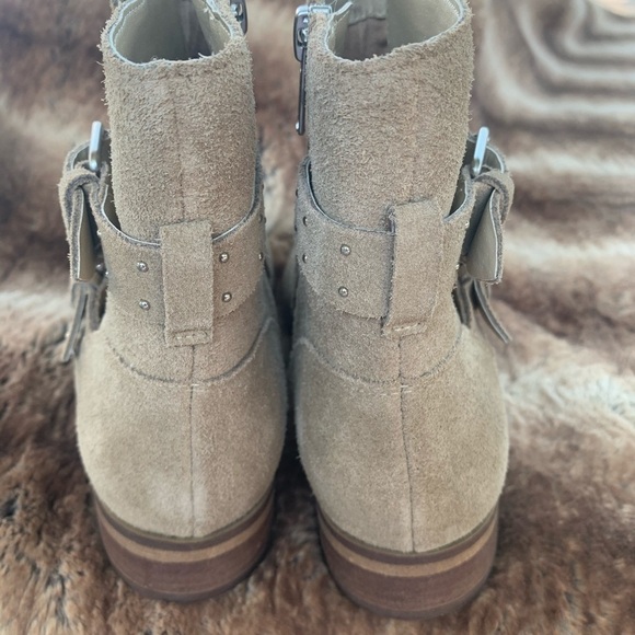 BP Flat Taupe Buckle Boot - Picture 5 of 10